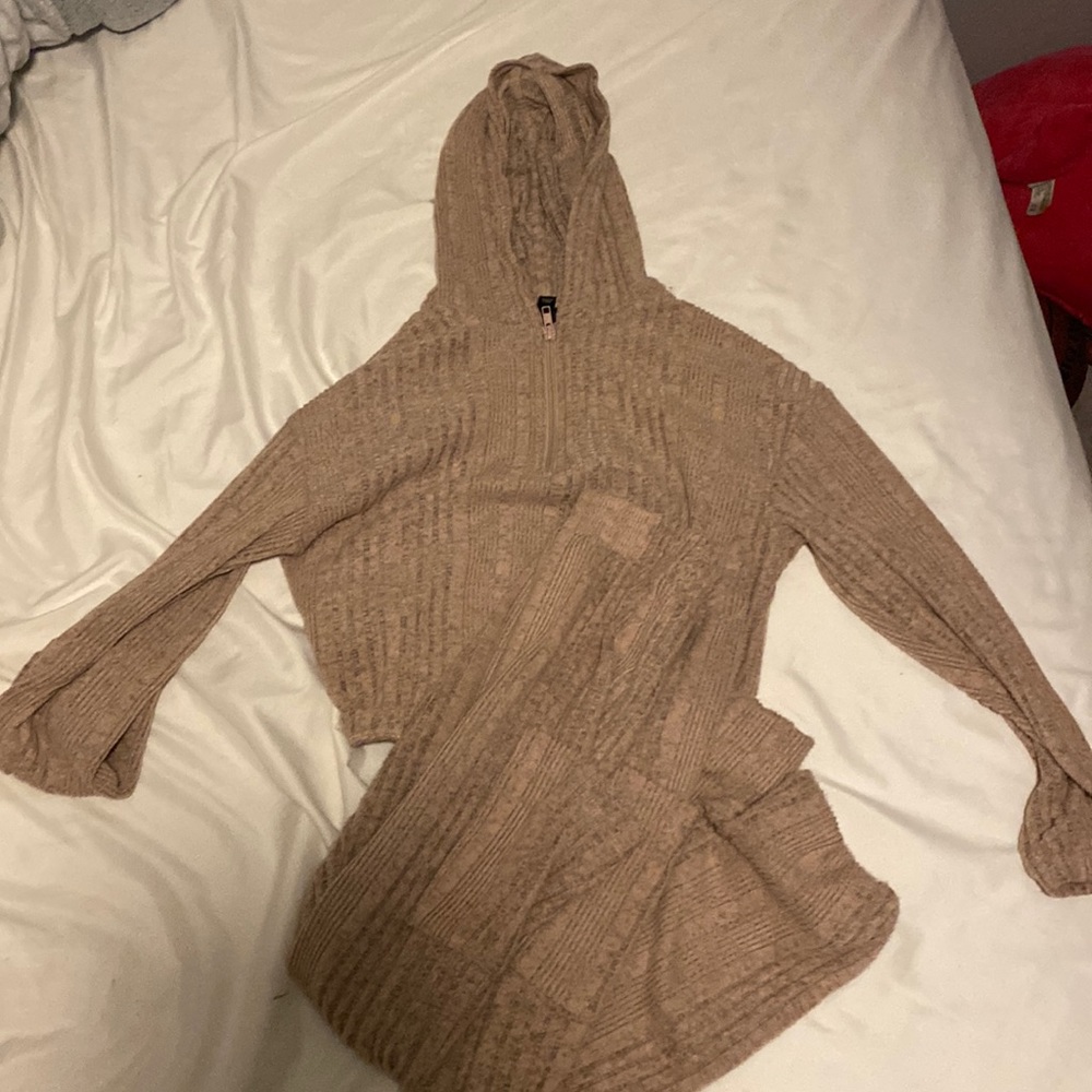 a brown 2 piece winter set , long sleeve and pants with deep pockets, i love it!